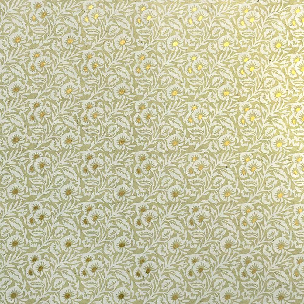 Gold-weiße Blumentapete mit kleinen gänseblümchenartigen Blüten und gewundenen Blättern auf Beige, inspiriert vom Blumenmuster Seegrün - ideal für einzigartiges Nepalpapier oder kreatives Geschenke Verpacken. Marke: ☆.