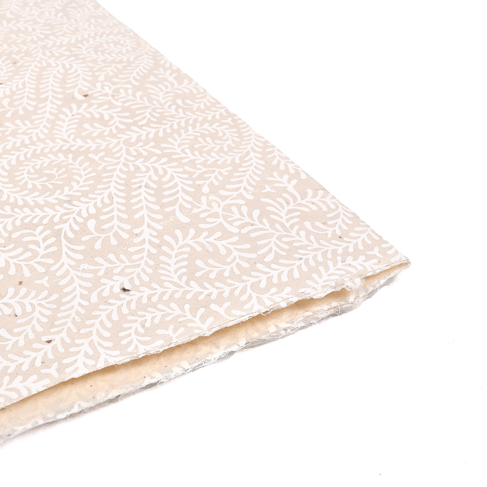 Eine Nahaufnahme der ☆ gemusterten beigen Nepalpapiertapete, die sich am Rand ablöst, so dass darunter weißes Material zum Vorschein kommt.