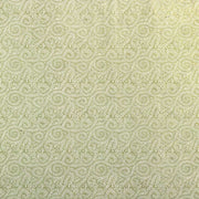 Das blassgrüne Nepalpapier von ☆ zeichnet sich durch ein sich wiederholendes Muster aus kleinen, weißen Blattranken aus - ideal zum Verpacken von Geschenken oder zum Buchbinden.