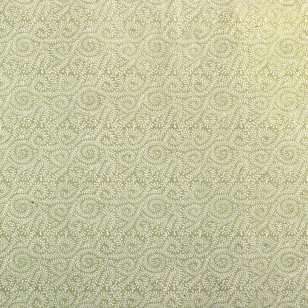 Das blassgrüne Nepalpapier von ☆ zeichnet sich durch ein sich wiederholendes Muster aus kleinen, weißen Blattranken aus - ideal zum Verpacken von Geschenken oder zum Buchbinden.