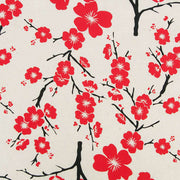 Rote Kirschblüten auf schwarzen Zweigen wiederholen sich auf einem cremefarbenen Hintergrund - perfekt für Nepalpapier-Projekte wie Geschenkverpackungen oder Buchbinderei. Marke: ☆.