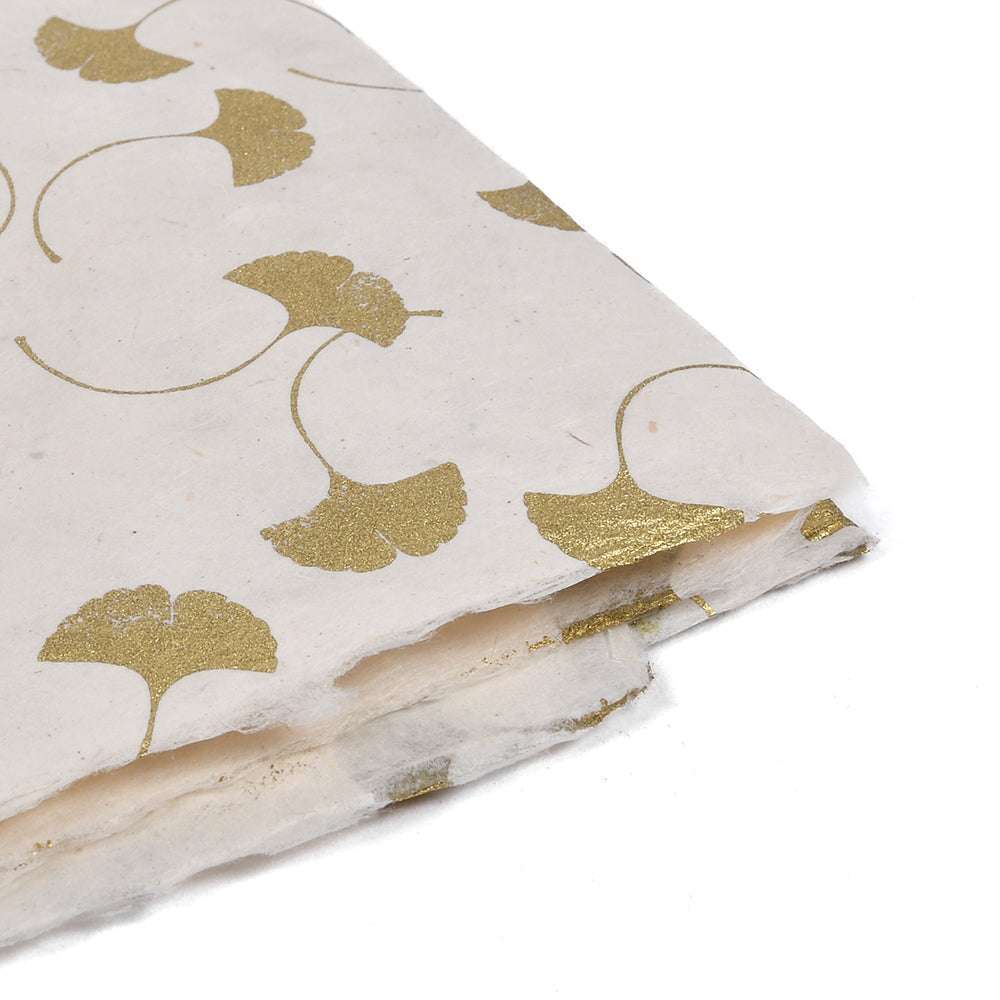 Handgeschöpftes Papier von ☆ aus Nepal, verziert mit goldenen Ginkgo-Blättern und leicht unregelmäßigen Kanten - ideal als Geschenkpapier oder für kreative Projekte.