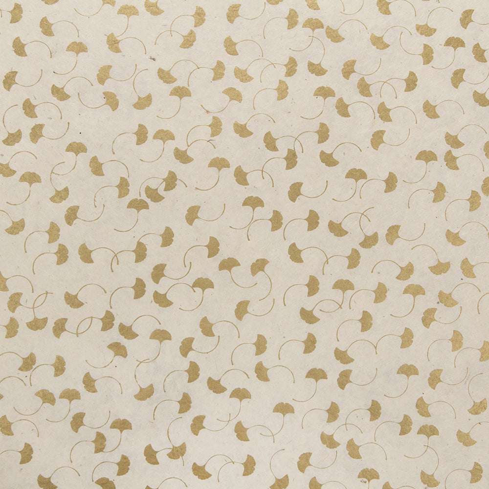 Goldenes Ginkgoblattmuster auf einem hellbeigen Nepalpapier-Hintergrund von ☆-ideal für Buchbinderei oder Geschenkverpackungen.