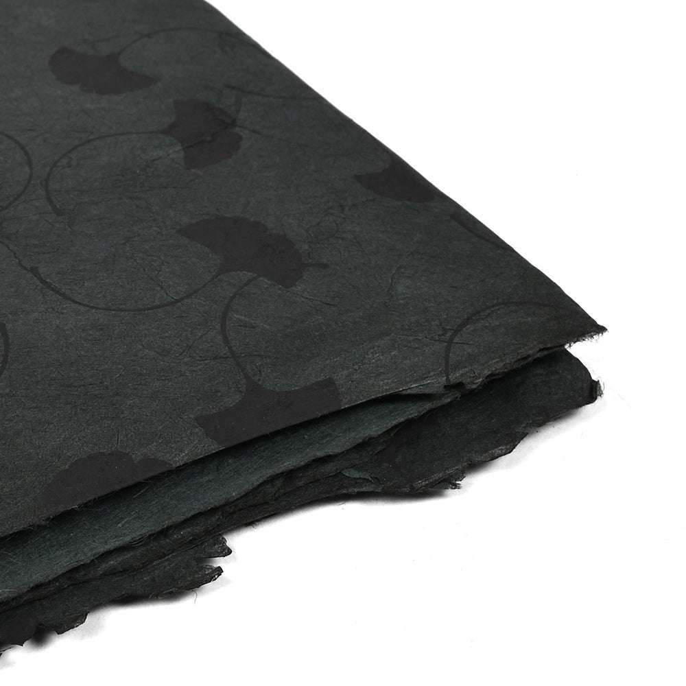 ☆ Schwarzes strukturiertes Nepalpapier mit subtilen dunklen Blattmustern und ungleichmäßig gestapelten Lagen - ideal für Buchbinden oder elegantes Geschenke Verpacken.