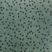 ☆ Nepalpapier in Grün mit wiederholtem Muster aus kleinen schwarzen Ginkgo-Blättern und feinen Wirbellinien - ideal zum Buchbinden oder als Geschenkverpackung.