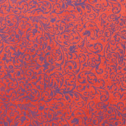 Dieses ☆ Nepalpapier hat einen roten Hintergrund mit verschnörkelten lila Blumen- und Rankenmustern - ideal zum Geschenke Verpacken oder Basteln.