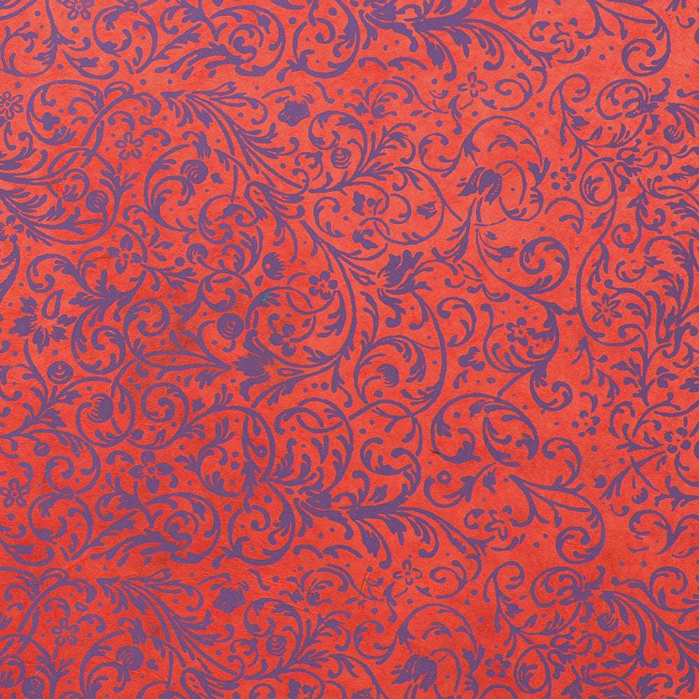 Dieses ☆ Nepalpapier hat einen roten Hintergrund mit verschnörkelten lila Blumen- und Rankenmustern - ideal zum Geschenke Verpacken oder Basteln.
