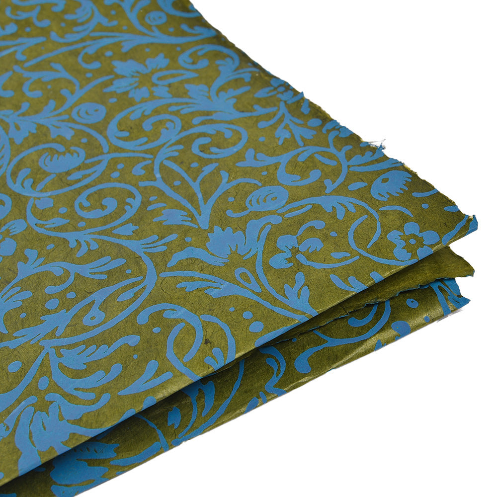 Zwei Bögen grünliches Nepalpapier von ☆ mit einem verschnörkelten blauen Blumen- und Rankenmuster - ideal zum Buchbinden oder Verpacken von Geschenken.