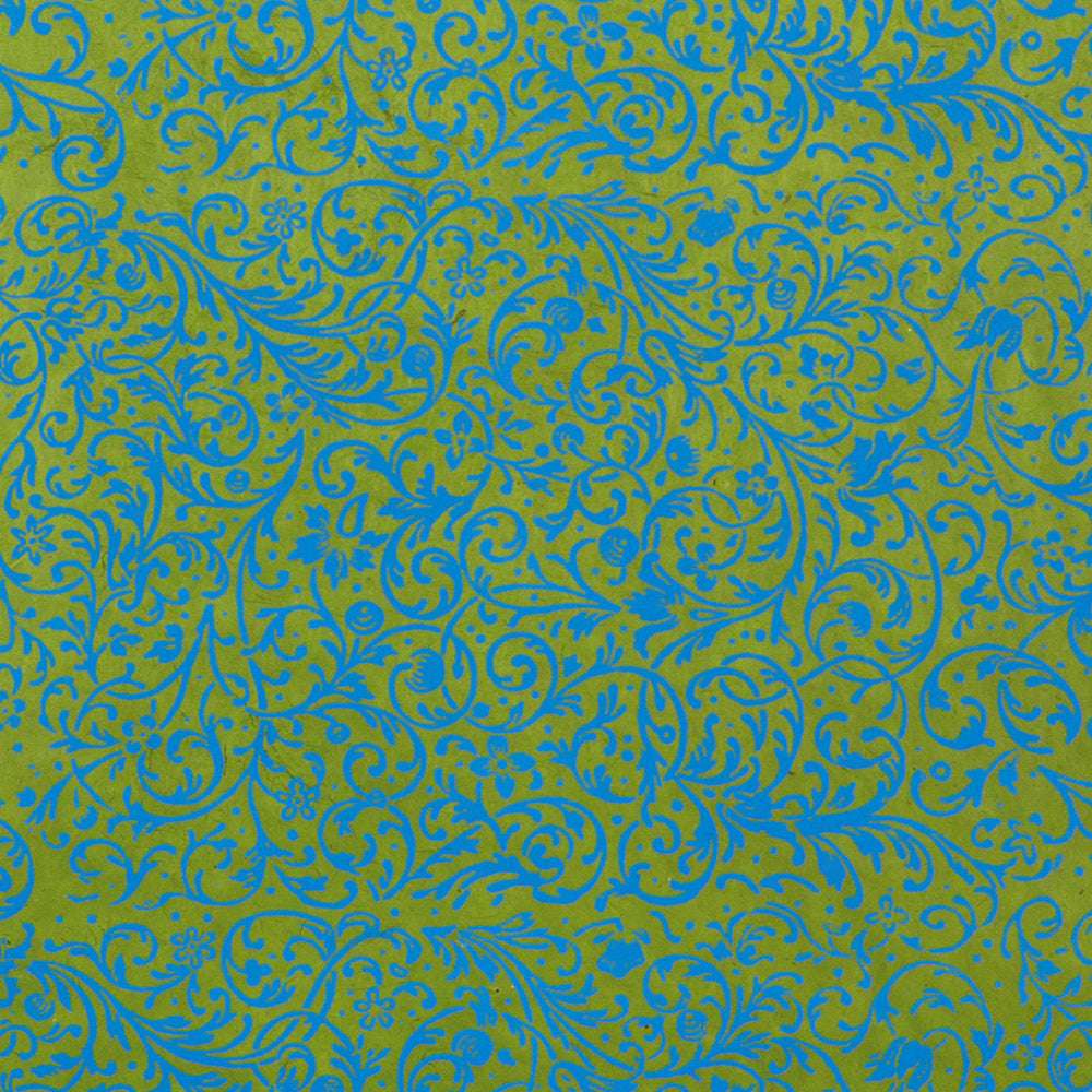 Verschlungene blaue Blumen- und Blattmuster wirbeln über einen grünen Hintergrund in einem kunstvollen Stil - perfekt für Buchbinden oder Geschenkverpackungen mit ☆ Nepalpapier.