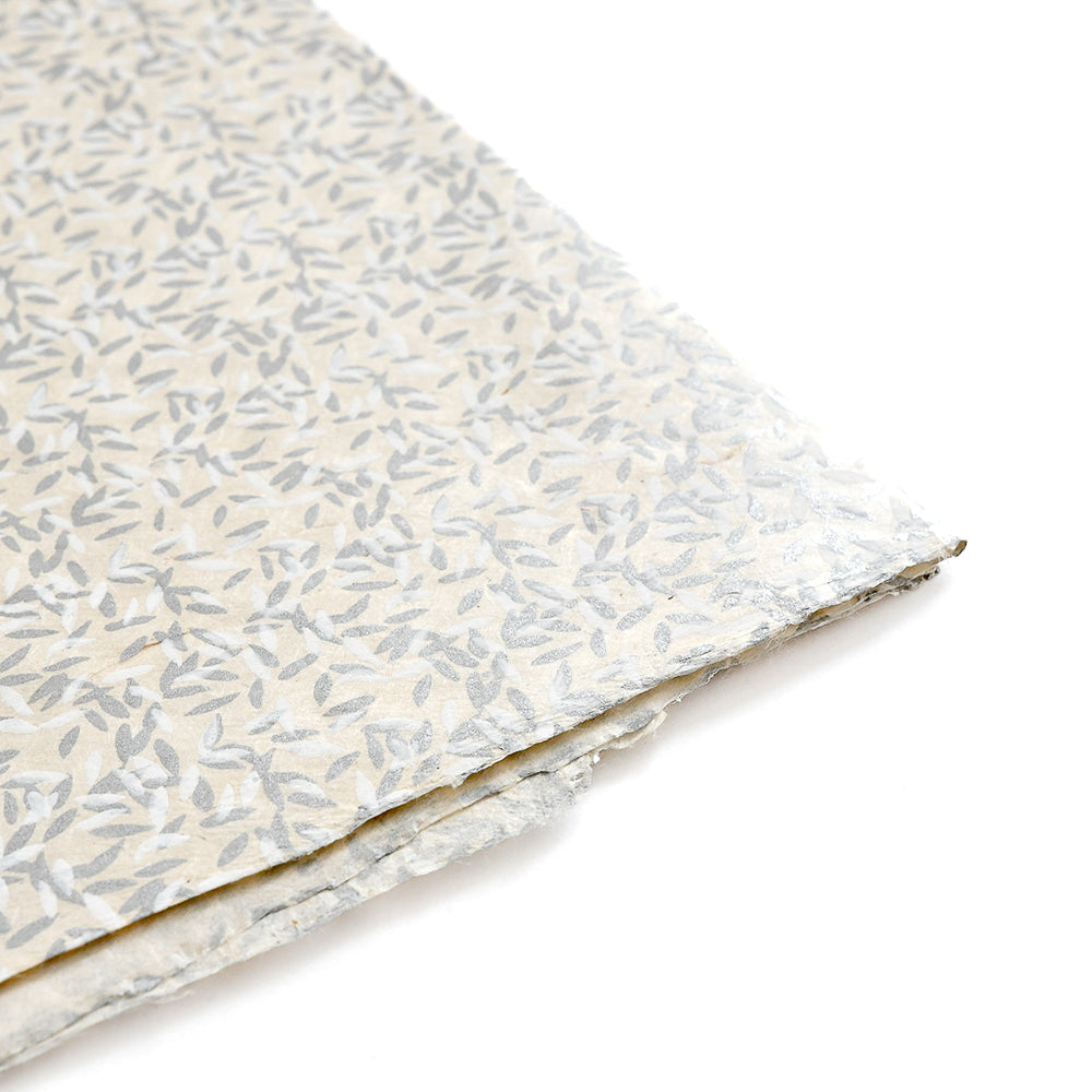 Ein Blatt ☆ strukturierte Nepalpapiere mit grauem Blattmuster auf hellem Grund und leicht ausgefransten Kanten - ideal für Buchbinden oder Geschenke Verpacken.