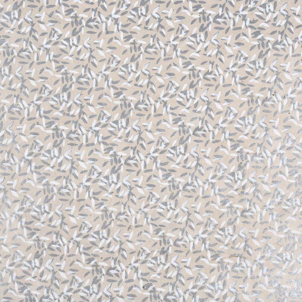 Der beigefarbene Hintergrund ist mit verstreuten grauen und weißen Blattmotiven versehen - perfekt zum Verpacken von Geschenken oder zum Einbinden von Büchern, die einen Hauch von ☆s elegantem Nepalpapier-Charme versprühen.