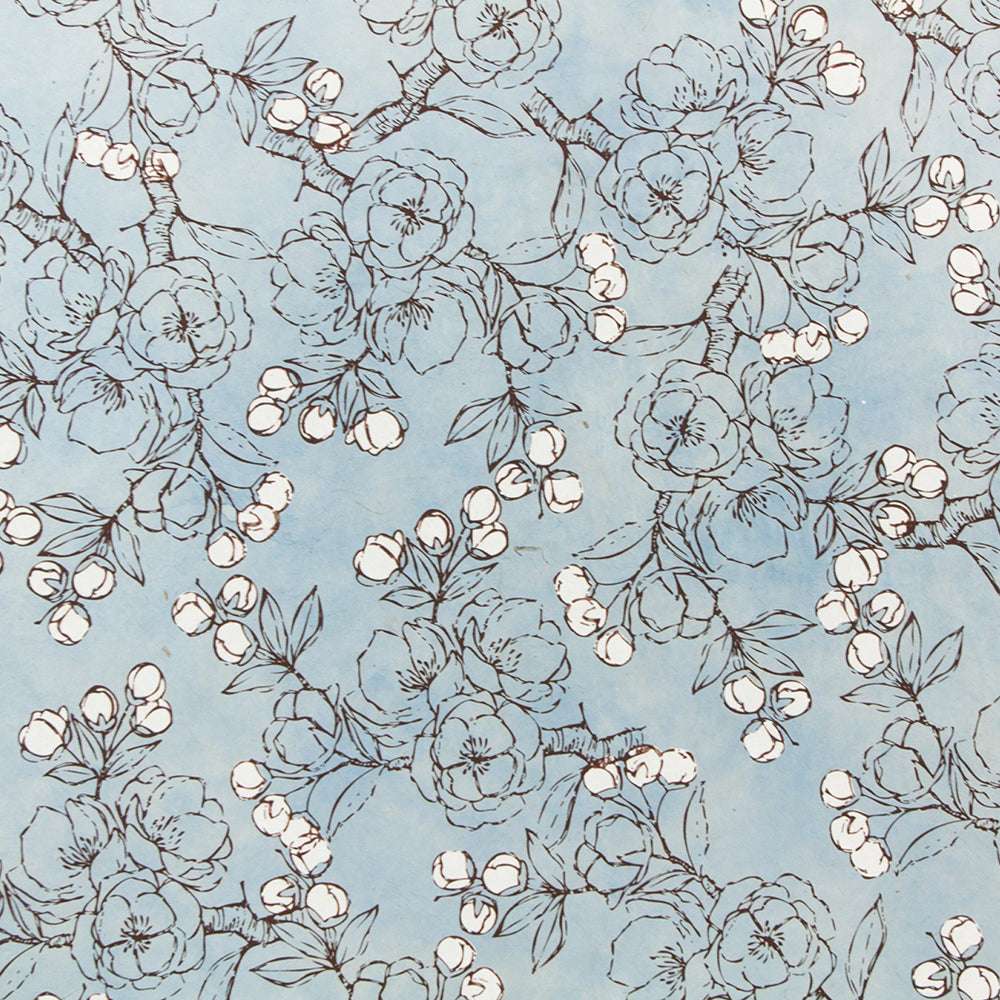 Blüten- und Zweigmuster mit schwarzer Tinte auf hellblauem Nepalpapier von ☆, perfekt für Kirschblüten Blau-inspirierte Geschenkverpackungen.