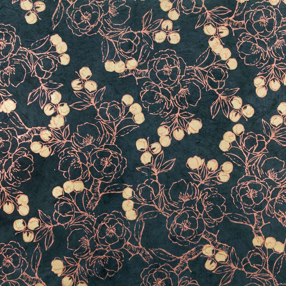 ☆ Nepalpapier in dunklem Farbton mit einem Muster aus zart rosa umrandeten Blüten und beigen Beeren - ideal zum Geschenke Verpacken oder für Buchbinde-Projekte.