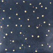 Marineblauer Nepalpapier-Hintergrund mit verstreuten gelben Sternen und winzigen rosa Punkten, die an einen Nachthimmel erinnern - perfekt als einzigartiges, handgeschöpftes Geschenkpapier von ☆.