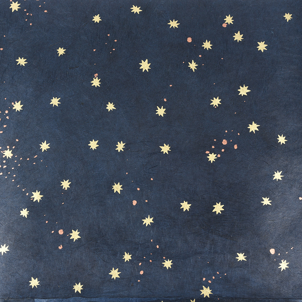 Marineblauer Nepalpapier-Hintergrund mit verstreuten gelben Sternen und winzigen rosa Punkten, die an einen Nachthimmel erinnern - perfekt als einzigartiges, handgeschöpftes Geschenkpapier von ☆.