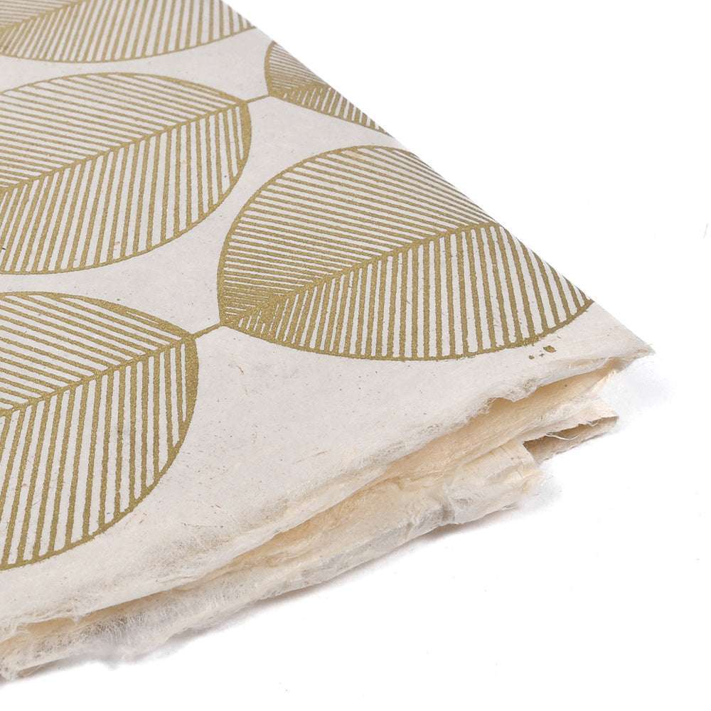 Gefaltetes cremefarbenes Nepalpapier von ☆ mit geometrischem Blattmuster in Gold, ideal zum Verpacken von Geschenken oder zum Buchbinden, abgebildet auf weißem Hintergrund.