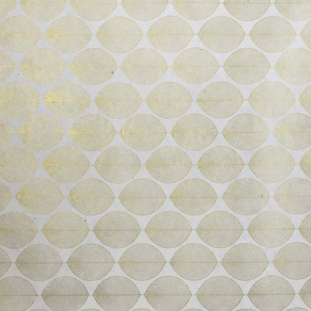 Beige-weißes geometrisches Muster mit sich überlappenden Kreisen und feinen diagonalen Linien auf strukturiertem Nepalpapier von ☆-perfekt für Handarbeit oder Geschenkverpackungen.