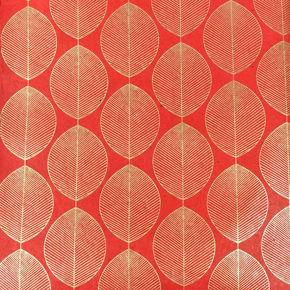 Mit seinem Blattgoldmuster auf rotem Hintergrund und den symmetrischen, stilisierten Blättern ist das ☆ ein hochwertiges Papier, das sich perfekt für Geschenkverpackungen oder Buchbindearbeiten eignet.