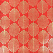 Mit seinem Blattgoldmuster auf rotem Hintergrund und den symmetrischen, stilisierten Blättern ist das ☆ ein hochwertiges Papier, das sich perfekt für Geschenkverpackungen oder Buchbindearbeiten eignet.