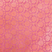 Entdecken Sie das florale Damastmuster in Rosa und Gold mit verschnörkelten, symmetrischen Mustern auf strukturiertem Nepalpapier - perfekt für Geschenkverpackungen und handgefertigt mit exquisiten Details.