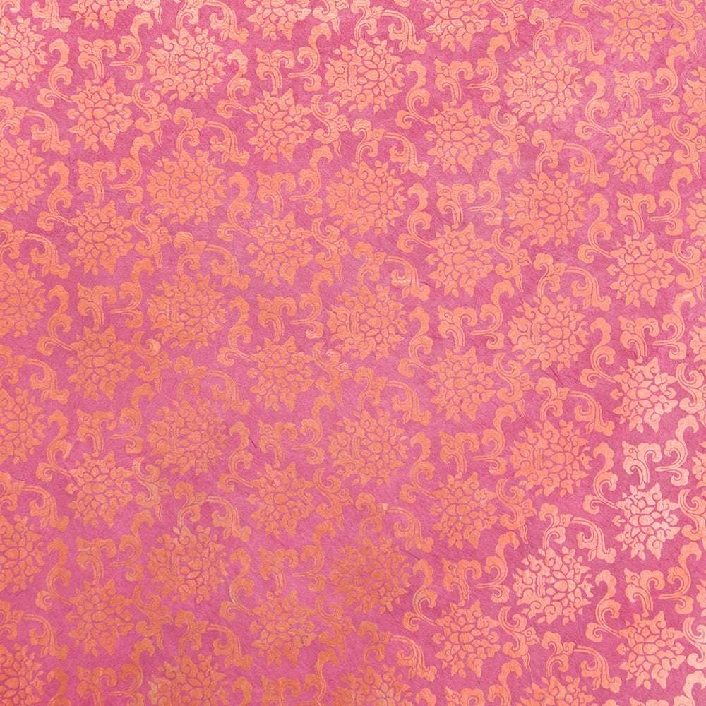 Entdecken Sie das florale Damastmuster in Rosa und Gold mit verschnörkelten, symmetrischen Mustern auf strukturiertem Nepalpapier - perfekt für Geschenkverpackungen und handgefertigt mit exquisiten Details.
