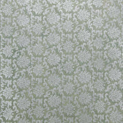 Hellgrüne ☆ Tapete mit einem verschnörkelten, sich wiederholenden silbernen Damastmuster, inspiriert von feiner Handarbeit und elegantem Nepalpapier.