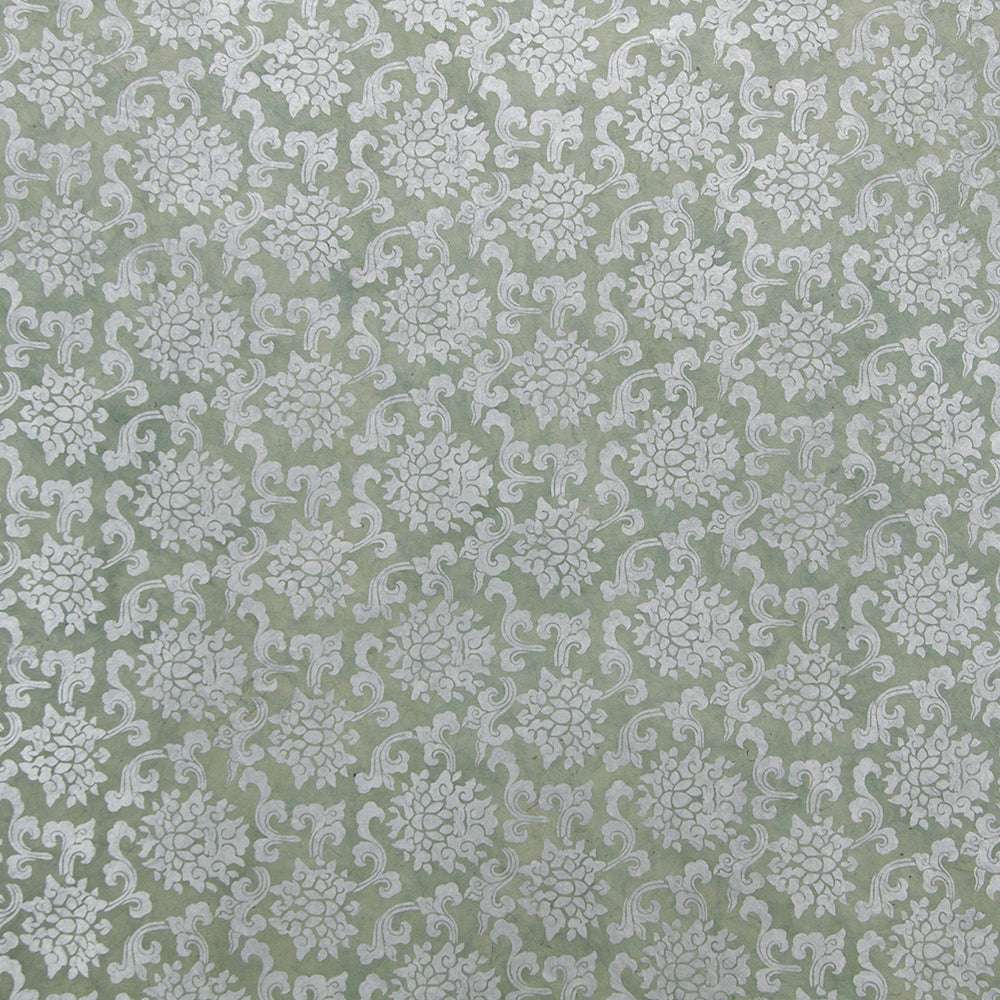 Hellgrüne ☆ Tapete mit einem verschnörkelten, sich wiederholenden silbernen Damastmuster, inspiriert von feiner Handarbeit und elegantem Nepalpapier.