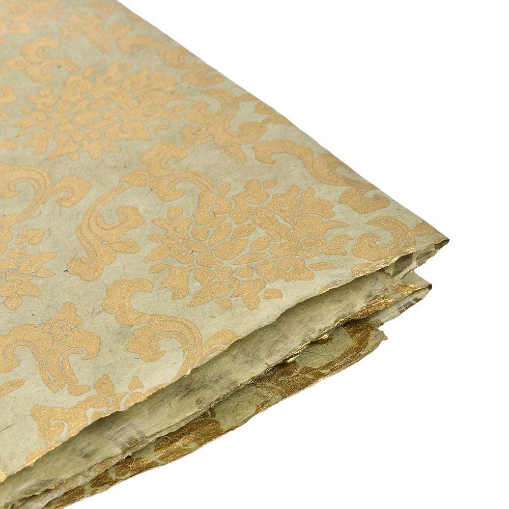Goldfarbenes Nepalpapier mit Blumenmuster und Metallic-Finish, am Rand gefaltet, auf weißem Hintergrund - perfekt für Buchbinden oder elegante Geschenkverpackungen.
