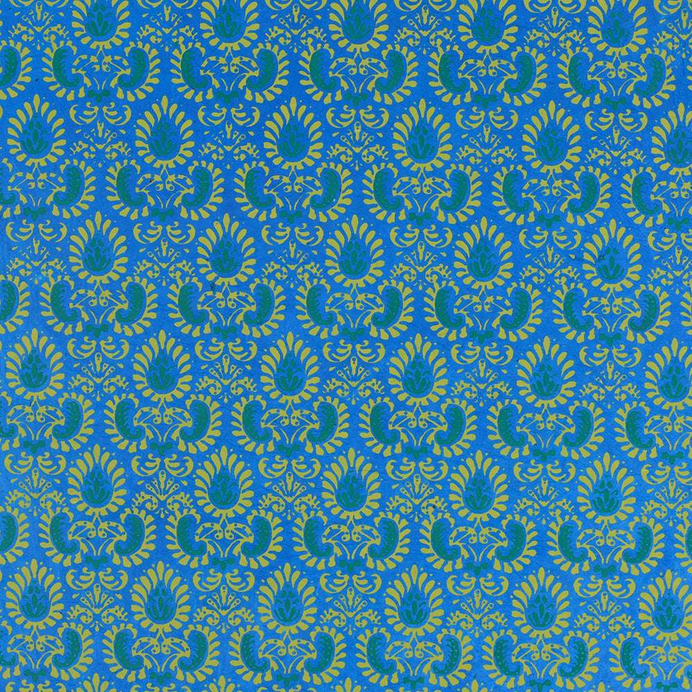 Blauer Hintergrund mit einem sich wiederholenden verschnörkelten goldenen Blumenmuster und symmetrischen dekorativen Motiven - perfekt für Buchbinden oder Geschenke Verpacken mit ☆'s luxuriösem Nepalpapiere Flair.