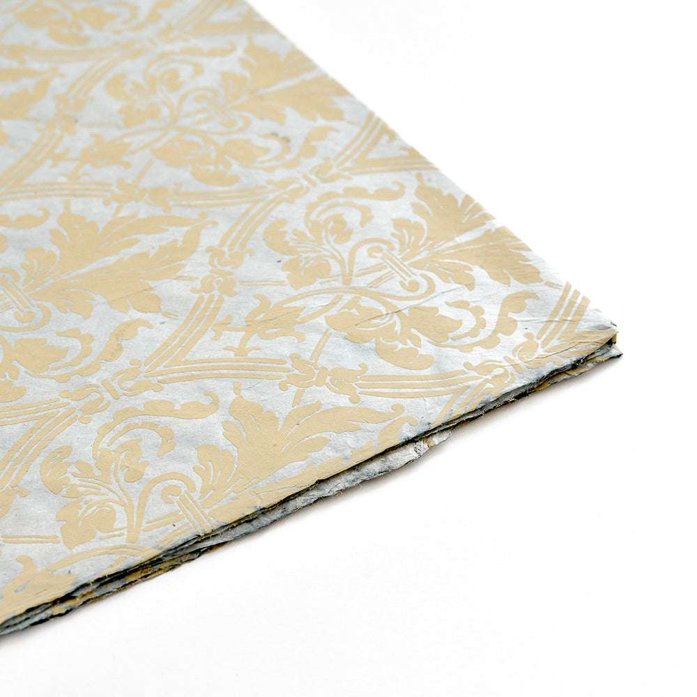 Gold und weiß gemustertes Dekorationspapier mit floralem Damastmuster von ☆, perfekt für Buchbinden oder Geschenke Verpacken. Abgebildet auf einem weißen Hintergrund, verleiht dieses einzigartige Nepalpapier jedem Projekt Eleganz.