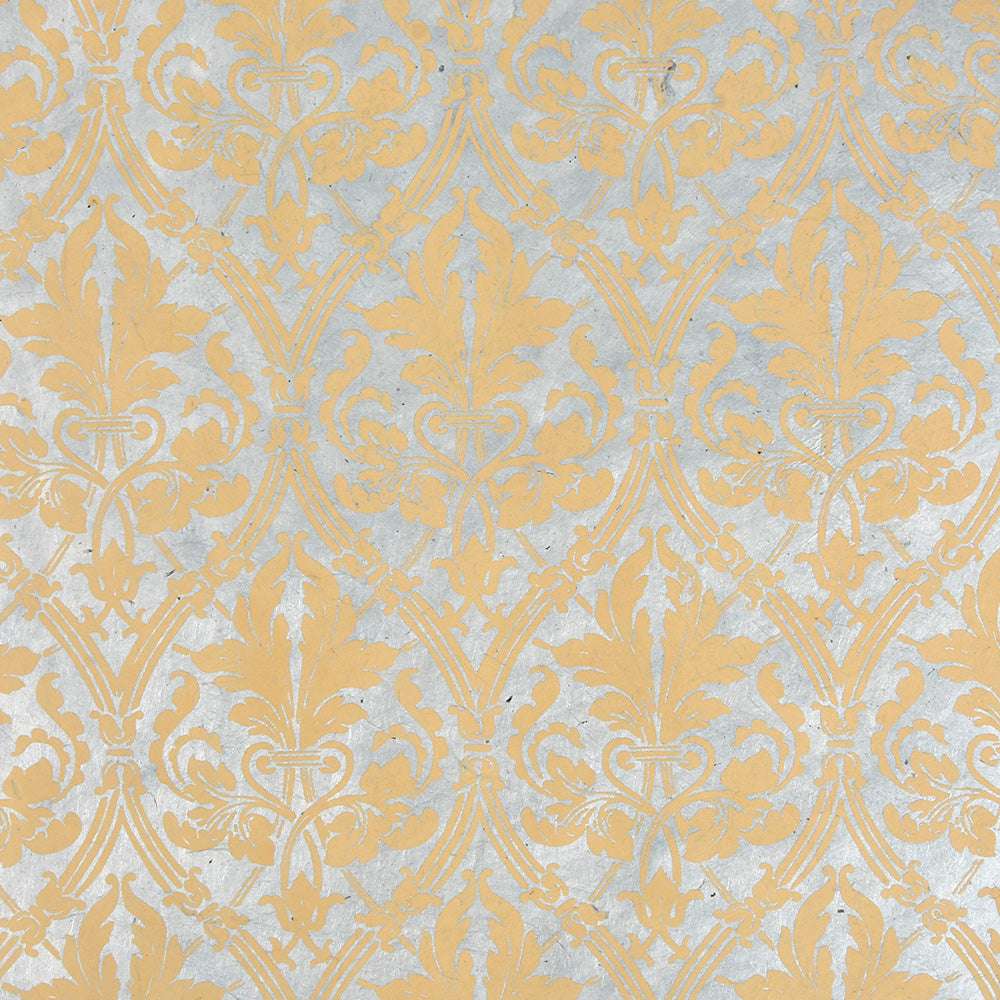Goldenes Damast-Blumenmuster auf silbernem Hintergrund von ☆ mit verschnörkelten, symmetrischen Mustern - ideal für Geschenkverpackungen oder als luxuriöses Nepalpapier für Ihr nächstes Buchbindeprojekt.