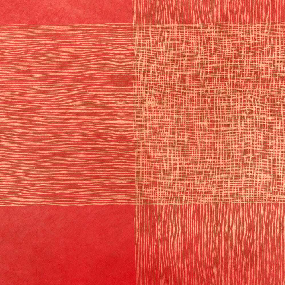 Ein rotes abstraktes Muster mit sich kreuzenden dünnen beigen Linien bildet Gitter und Schnitte, die an Handarbeit auf Nepalpapier von ☆-ideal für einzigartige Geschenkverpackungen erinnern.