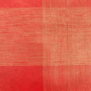 Ein rotes abstraktes Muster mit sich kreuzenden dünnen beigen Linien bildet Gitter und Schnitte, die an Handarbeit auf Nepalpapier von ☆-ideal für einzigartige Geschenkverpackungen erinnern.