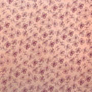 ☆ Nepalpapier in Pink mit wiederholtem Muster von roten, handgezeichneten vierblättrigen Kleeblättern - perfekt für Handarbeit oder Geschenkverpackung.