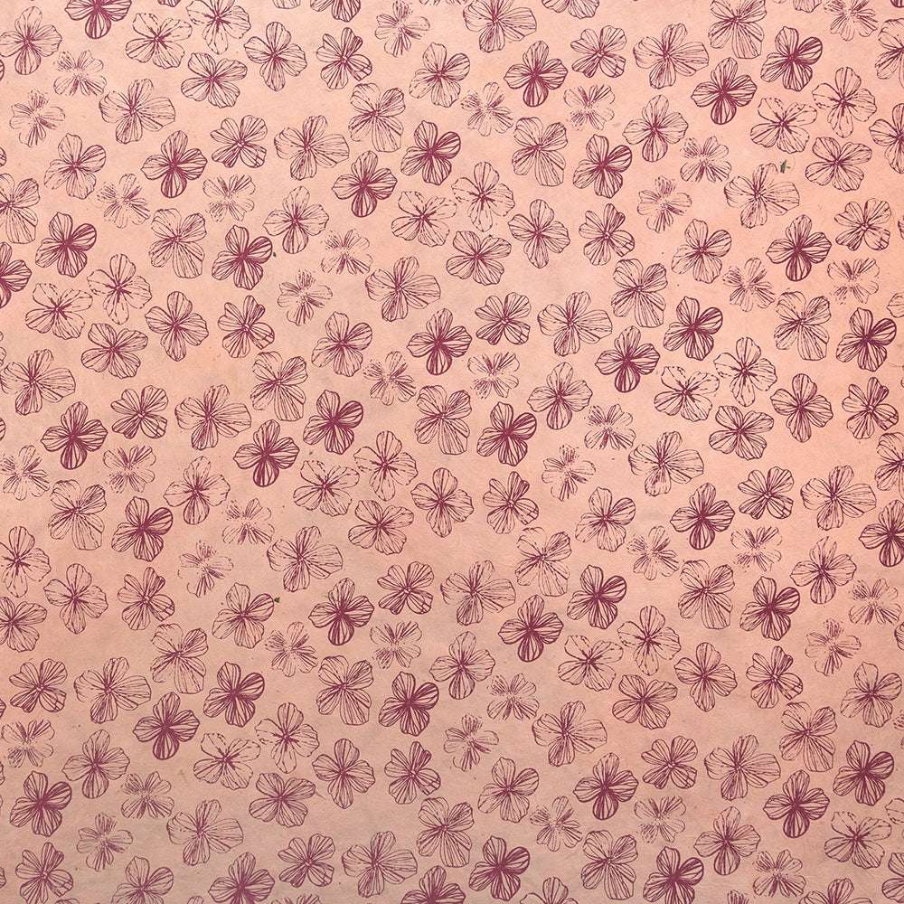 ☆ Nepalpapier in Pink mit wiederholtem Muster von roten, handgezeichneten vierblättrigen Kleeblättern - perfekt für Handarbeit oder Geschenkverpackung.