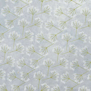 Zartes hellgraues Nepalpapier mit zarten weißen Blüten und schlanken grünen Stielen, diagonal angeordnet - perfekt für Buchbinden oder Geschenkverpackungen. Von ☆.