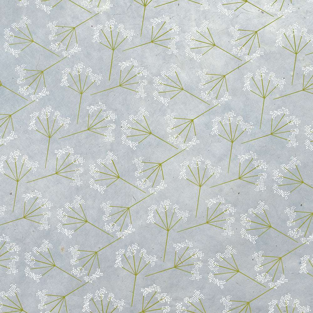Zartes hellgraues Nepalpapier mit zarten weißen Blüten und schlanken grünen Stielen, diagonal angeordnet - perfekt für Buchbinden oder Geschenkverpackungen. Von ☆.