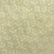 Gold und weißes abstraktes Blumenmuster auf beigem Hintergrund von ☆, ideal für Buchbinden oder Geschenke Verpacken.