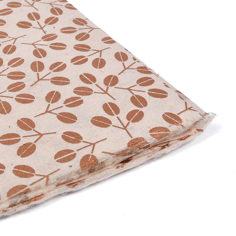 ☆ beigefarbenes Nepalpapier mit braunem Blattmuster, leicht abgenutzter Ecke und strukturierter Oberfläche - perfekt für Geschenkverpackungen oder Bucheinbände.