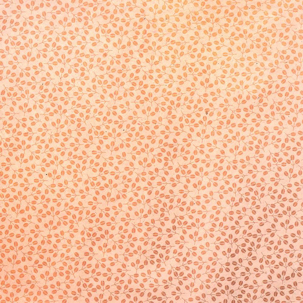 Hellorangefarbener Hintergrund mit einem sich wiederholenden kleinen Blatt- und Zweigmuster in einem dunkleren Farbton, das an handgefertigtes Nepalpapier erinnert - perfekt für Geschenke Verpacken mit einem natürlichen Touch von ☆.