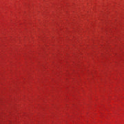 Rote, strukturierte Nepalpapier-Oberfläche mit kleinen schwarzen Punkten, die gleichmäßig über das gesamte Bild verteilt sind – eine nachhaltige Wahl für das Verpacken von Geschenken.