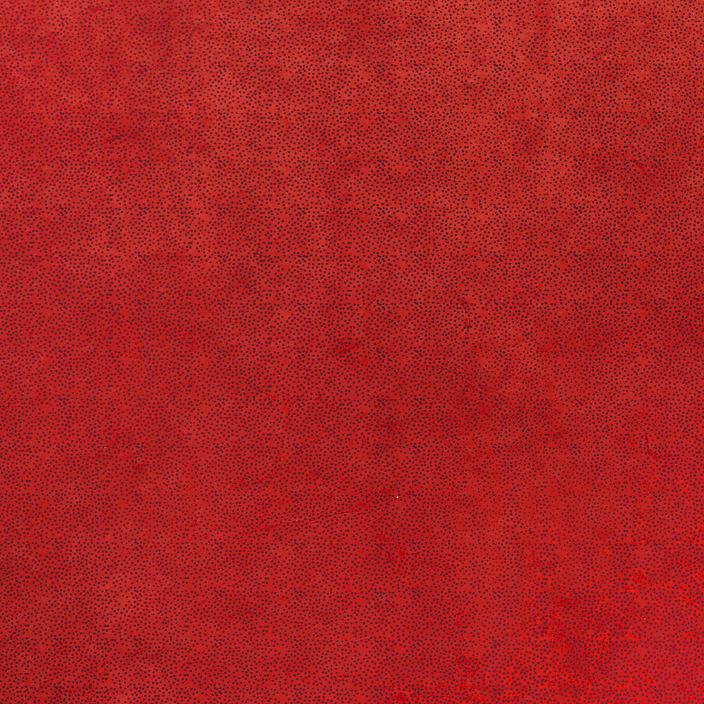 Rote, strukturierte Nepalpapier-Oberfläche mit kleinen schwarzen Punkten, die gleichmäßig über das gesamte Bild verteilt sind – eine nachhaltige Wahl für das Verpacken von Geschenken.