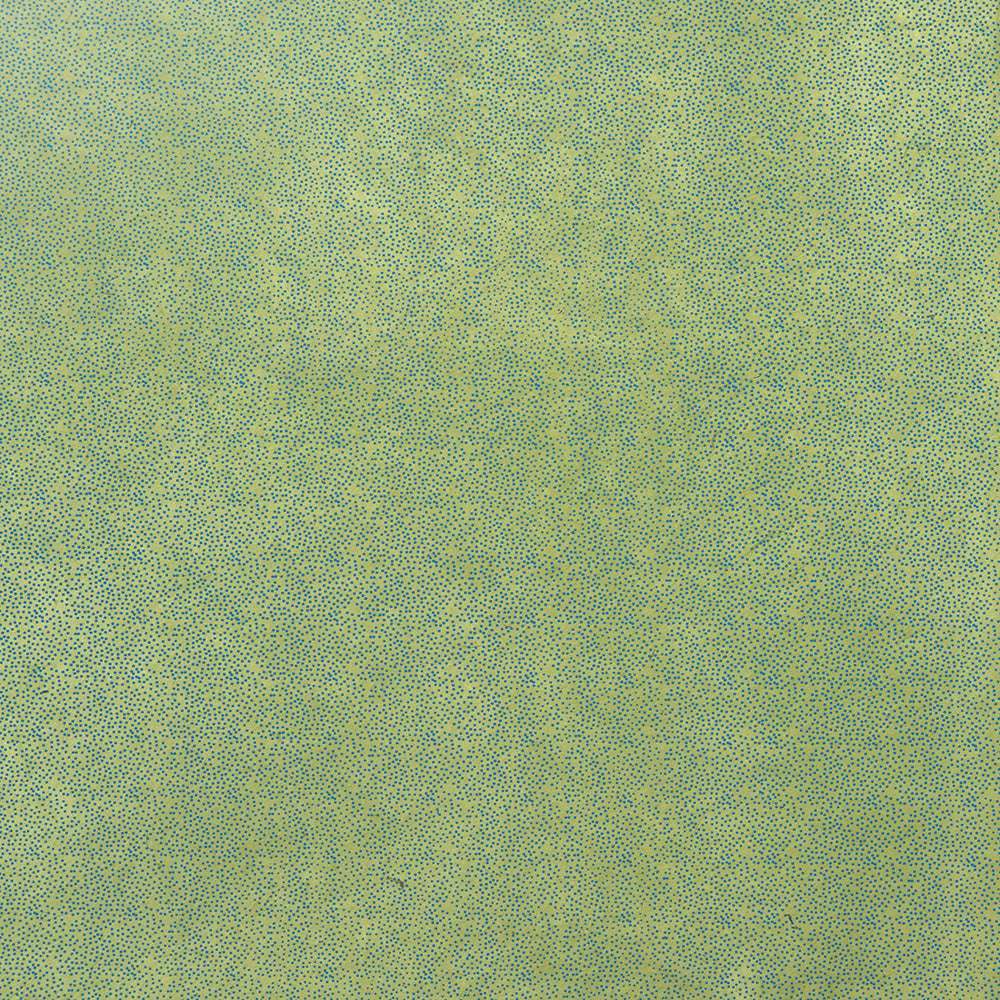 Die grüne Oberfläche von ☆ weist eine dichte, fein gepunktete Textur auf - wie Minipunkte Seegrün -, die auf dem gesamten Bild ein subtiles, gesprenkeltes Muster erzeugt, das an traditionelle Handarbeit erinnert.