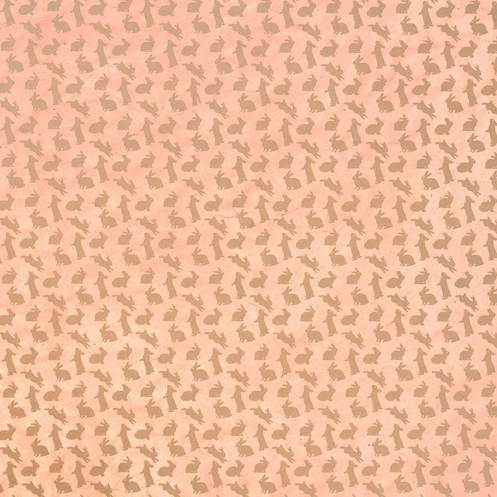 Braune Hasensilhouetten auf pfirsichfarbenem Nepalpapier von ☆, perfekt zum Verschenken oder um handgemachten Charme in Ihr Geschenkpapier zu bringen.