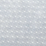 Die ☆ hellblaue Nepalpapiertapete zeigt ein sich wiederholendes weißes Blumen- und Zweigmuster, das von traditioneller Handarbeit inspiriert ist und eine weiche, zarte Textur bietet, die sich ideal zum Dekorieren oder Geschenke Verpacken eignet.