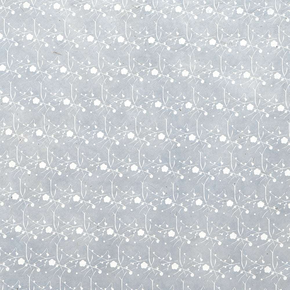 Die ☆ hellblaue Nepalpapiertapete zeigt ein sich wiederholendes weißes Blumen- und Zweigmuster, das von traditioneller Handarbeit inspiriert ist und eine weiche, zarte Textur bietet, die sich ideal zum Dekorieren oder Geschenke Verpacken eignet.