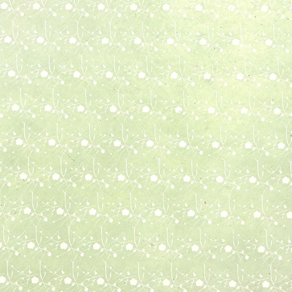 Blassgrünes Nepalpapier mit einem sich wiederholenden weißen Blumenrankenmuster - ideal zum Einpacken von Geschenken oder zum Buchbinden, das einen Hauch von Vintage und zarter Struktur verleiht.