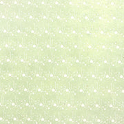 Blassgrünes Nepalpapier mit einem sich wiederholenden weißen Blumenrankenmuster - ideal zum Einpacken von Geschenken oder zum Buchbinden, das einen Hauch von Vintage und zarter Struktur verleiht.