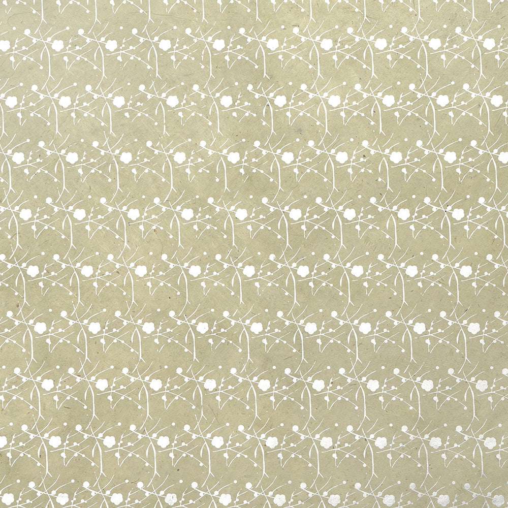 Beigefarbener Hintergrund mit weißem Blumen- und Rankenmuster im Vintage-Stil, handgefertigt auf feinem Nepalpapier von ☆-perfekt für Geschenkverpackungen.