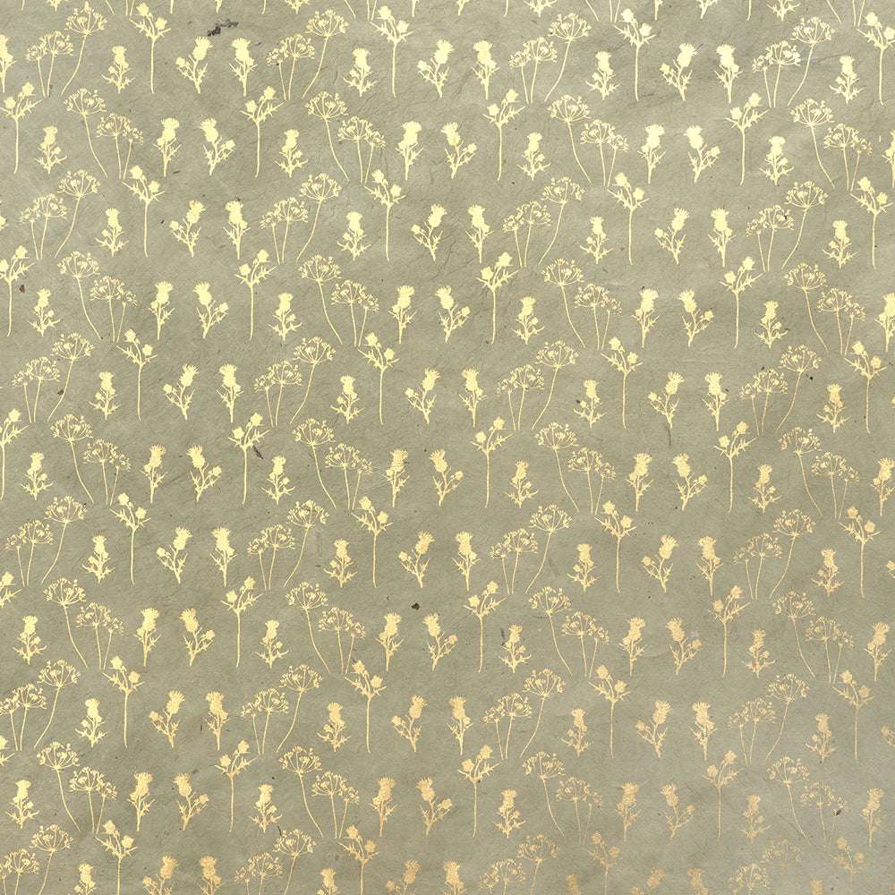 Das goldene Blumenmuster wiederholt sich auf einem beigefarbenen, strukturierten Hintergrund und sorgt für einen eleganten Vintage-Stil - perfekt für Buchbinden oder als schickes Nepalpapier für Geschenkverpackungen. Marke: ☆.